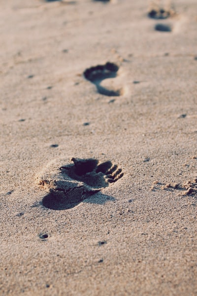 脚印在沙滩上
